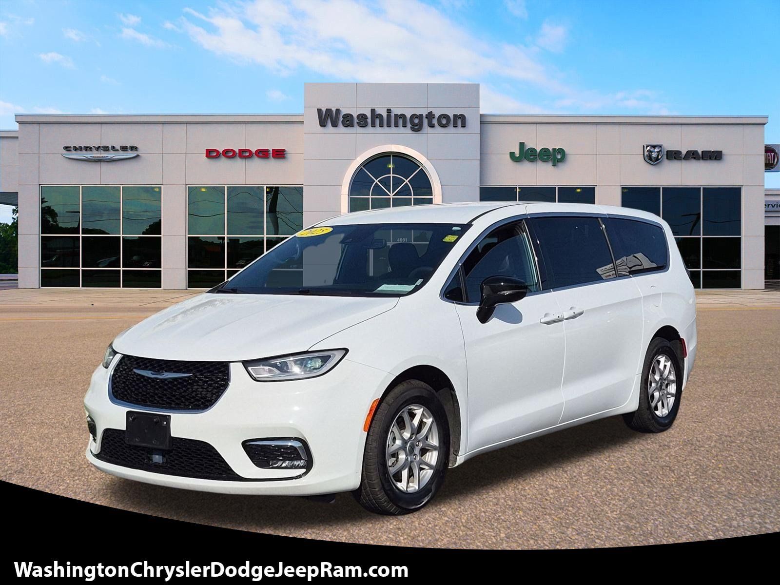 Used 2025 Chrysler Pacifica Select FWD image 1