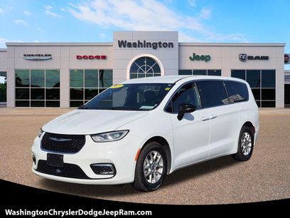 Used 2025 Chrysler Pacifica Select