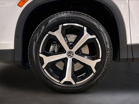 Used 2025 Volkswagen Tiguan SE AWD/4WD image 34