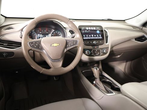 Used 2017 Chevrolet Malibu LT FWD image 2