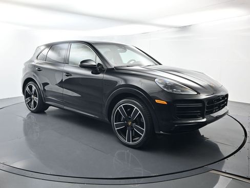 Certified 2022 Porsche Cayenne Turbo S AWD/4WD image 17