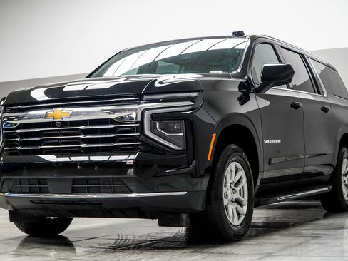 Used 2025 Chevrolet Suburban LT AWD/4WD image 9