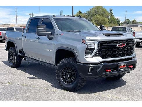Used 2024 Chevrolet Silverado 2500 ZR2 w/ Technology Package AWD/4WD image 2
