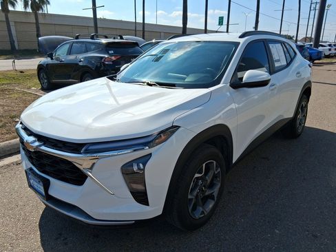 Used 2025 Chevrolet Trax LT w/ Driver Confidence Package image 3