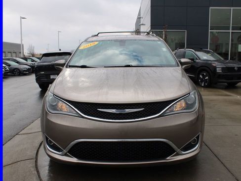 Used 2018 Chrysler Pacifica Touring-L Plus image 2