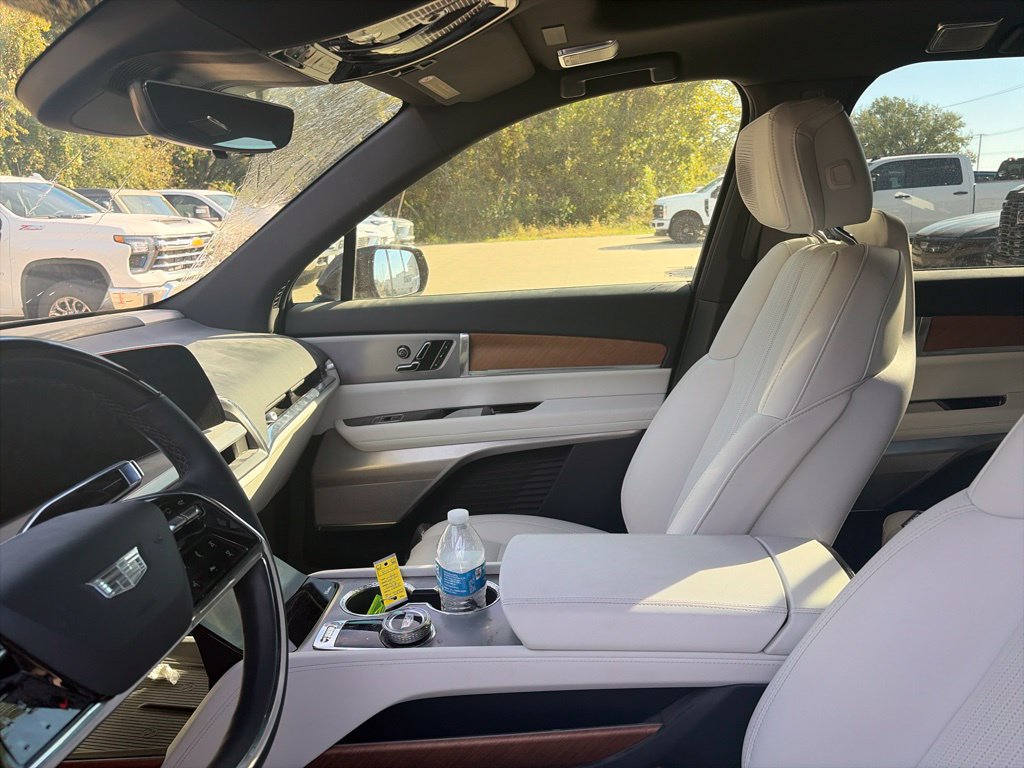 Certified 2026 Cadillac Vistiq Luxury w/ LPO, Floor Liner Package AWD/4WD image 15