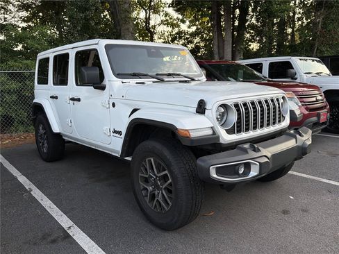 Used 2025 Jeep Wrangler Unlimited Sahara AWD/4WD image 3