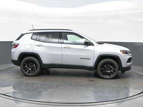 New 2026 Jeep Compass Latitude AWD/4WD image 10