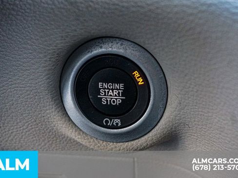 Used 2024 Chrysler Pacifica Select image 54