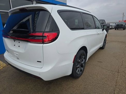 New 2026 Chrysler Pacifica Select AWD/4WD image 7