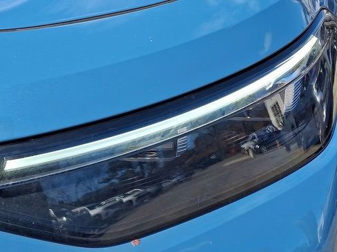 Used 2025 Volkswagen Tiguan SE w/ Panoramic Sunroof Package image 8