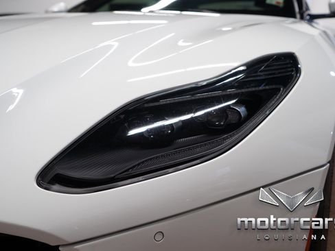 Used 2018 Aston Martin DB11 Coupe image 12