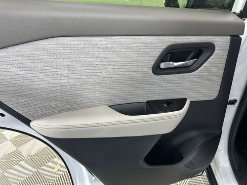 Used 2023 Nissan Rogue SV image 16