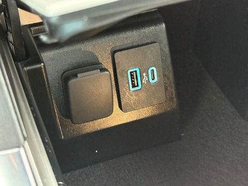 Certified 2022 Ford Explorer XLT w/ Equipment Group 202A image 35