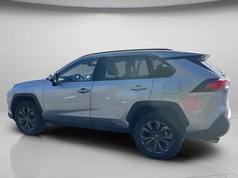 Used 2022 Toyota RAV4 XLE Premium AWD/4WD image 8