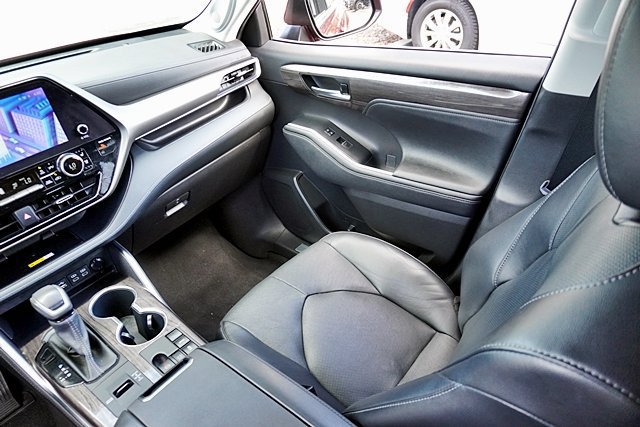 Used 2023 Toyota Highlander Limited FWD image 34