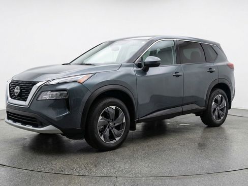 Used 2025 Nissan Rogue SV image 3