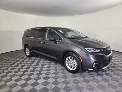 Used 2023 Chrysler Pacifica Touring-L FWD image 2