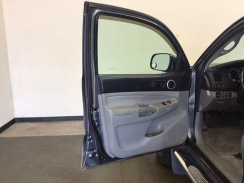 Used 2011 Toyota Tacoma 4x4 Access Cab V6 w/ TRD Sport Pkg image 9