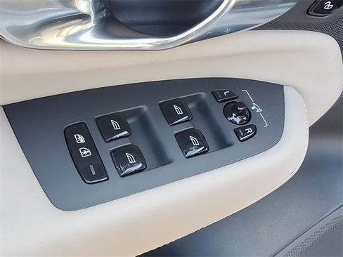 Used 2025 Volvo XC90 B6 Plus image 13