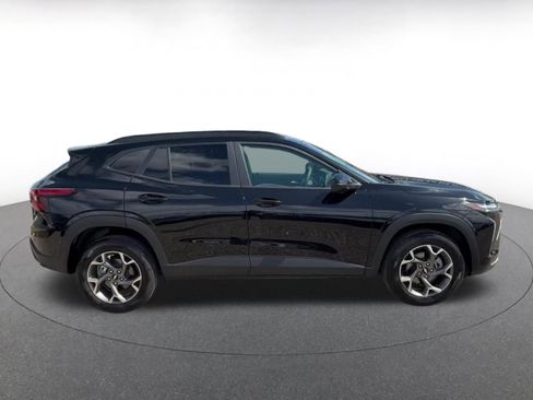 Used 2025 Chevrolet Trax LT FWD image 13