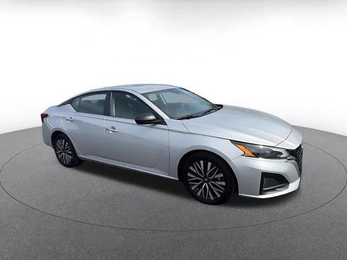 Used 2025 Nissan Altima 2.5 SV FWD image 2