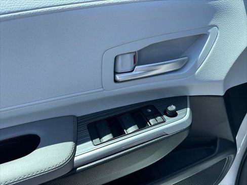 Used 2026 Toyota Sienna XLE FWD image 4