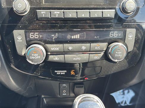 Used 2017 Nissan Rogue SV image 17