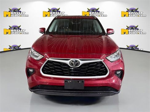Used 2020 Toyota Highlander XLE image 2