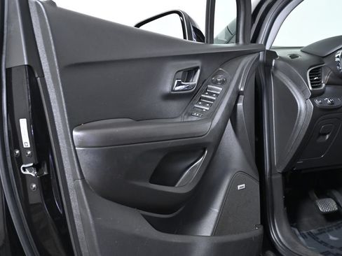 Used 2020 Chevrolet Trax LT w/ Sun & Sound Package AWD/4WD image 32