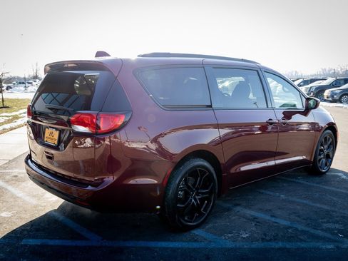 Used 2020 Chrysler Pacifica Touring-L Plus w/ S Appearance Package image 26