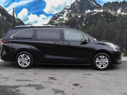 Used 2025 Toyota Sienna Limited image 2