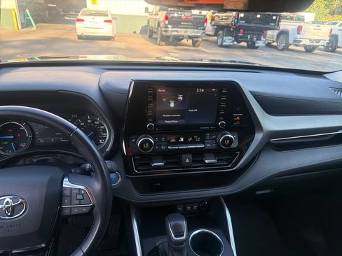 Used 2021 Toyota Highlander XLE AWD/4WD image 24