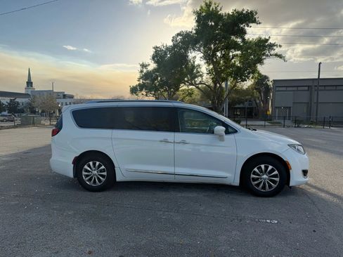 Used 2018 Chrysler Pacifica Touring-L FWD image 4