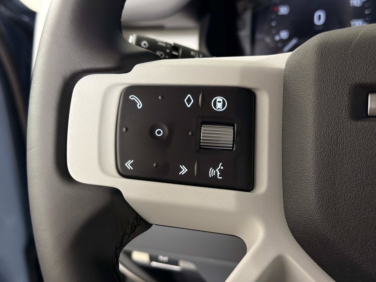 New 2026 Land Rover Defender 110 X-Dynamic SE AWD/4WD image 31