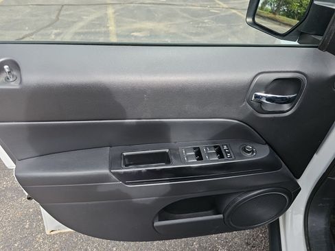 Used 2014 Jeep Patriot Latitude FWD image 19