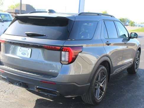 Used 2025 Ford Explorer ST-Line w/ ST-Line Street Pack AWD/4WD image 7