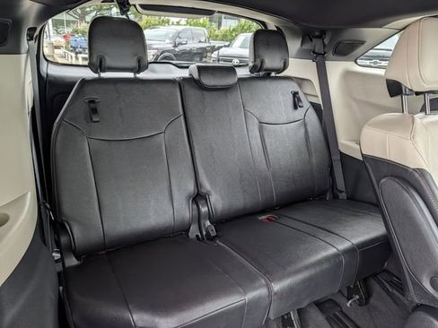 Used 2025 Toyota Sienna Platinum AWD/4WD image 30