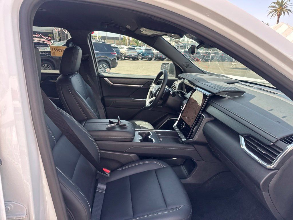 Used 2026 GMC Acadia Elevation w/ Elevation Premium Package FWD image 8