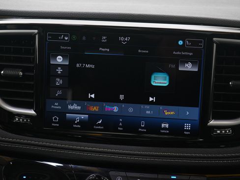 Used 2024 Chrysler Pacifica Limited image 16