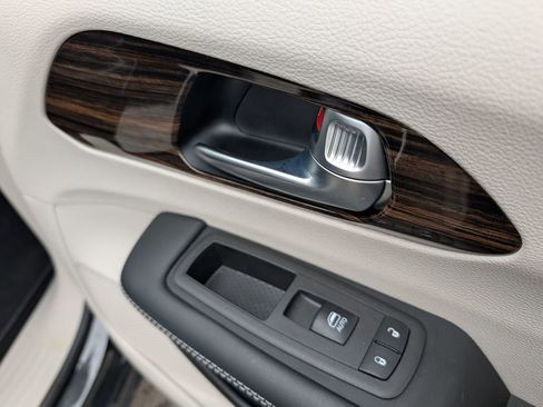 Used 2023 Chrysler Pacifica Limited image 48