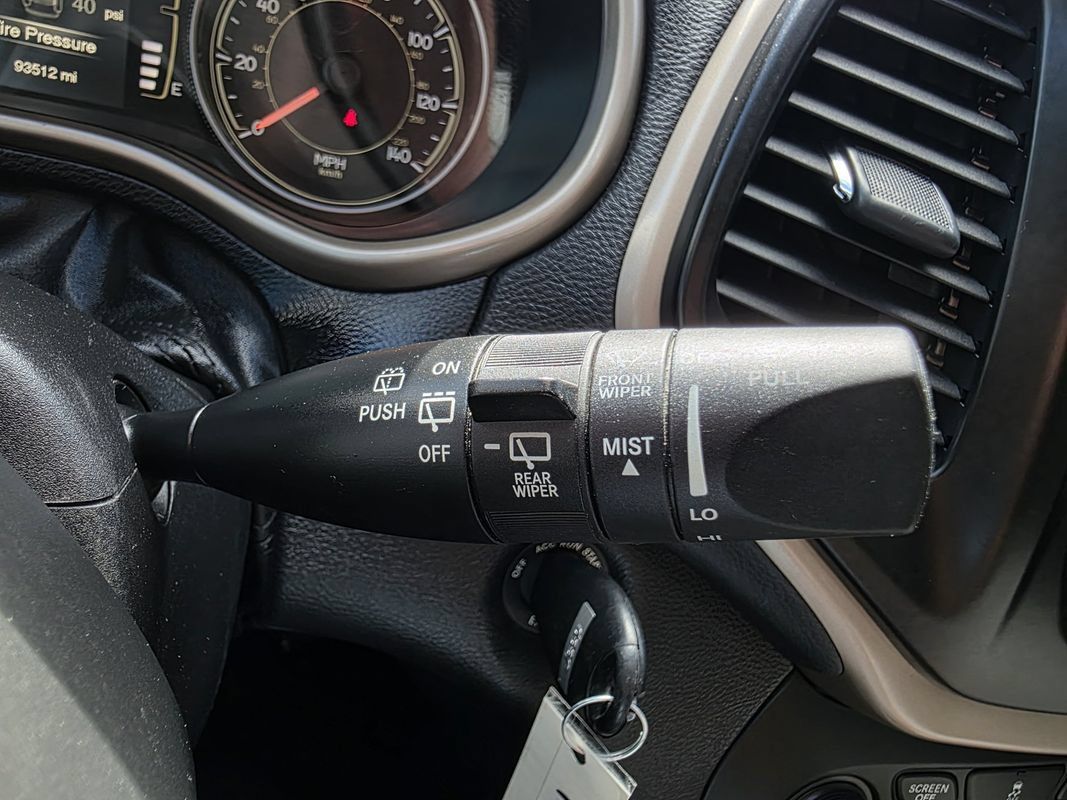Used 2014 Jeep Cherokee Latitude w/ Cold Weather Group AWD/4WD image 29