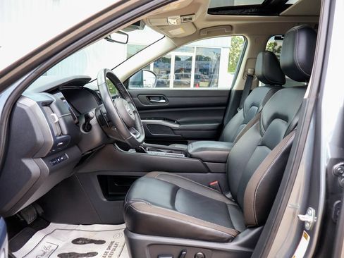 Used 2024 Nissan Pathfinder SL w/ SL Premium Package FWD image 7