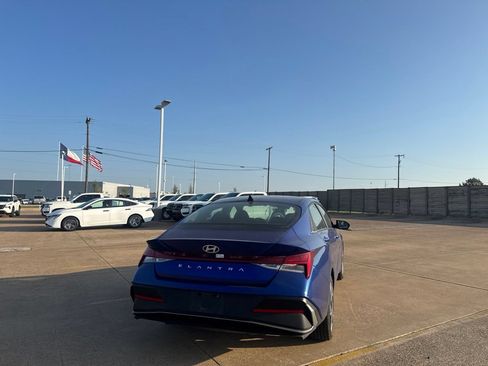 Used 2025 Hyundai Elantra SEL FWD image 18