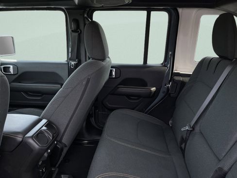 Used 2025 Jeep Wrangler Unlimited Sahara AWD/4WD image 29