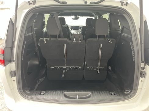 Used 2023 Chrysler Pacifica Touring FWD image 28