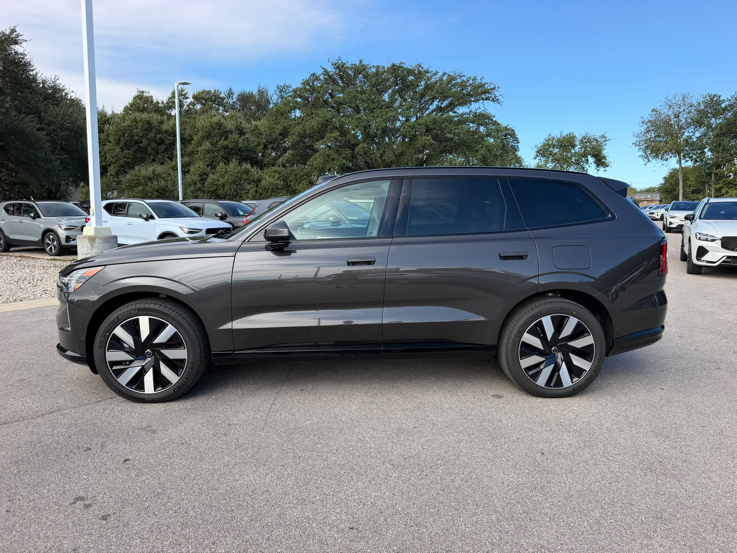 Certified 2025 Volvo EX90 Plus AWD/4WD image 3