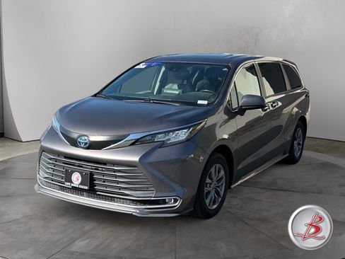 Used 2022 Toyota Sienna XLE image 3