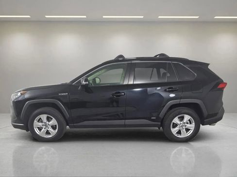 Used 2021 Toyota RAV4 LE image 4