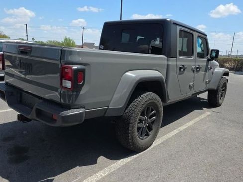 Used 2022 Jeep Gladiator Sport image 2